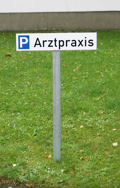Parkplatzschild 520 x 120 mm (BxH) mit Einschlag-Pfosten