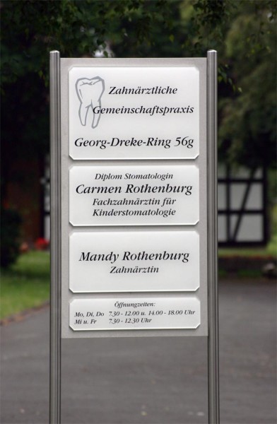 Edelstahl-Schildständer Typ ESR-H-V2A-Plexi-Rothenburg