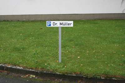 Parkplatzschild 52 x 11cm - Stellplatz 3 - m. Einschlagpfosten 100cm