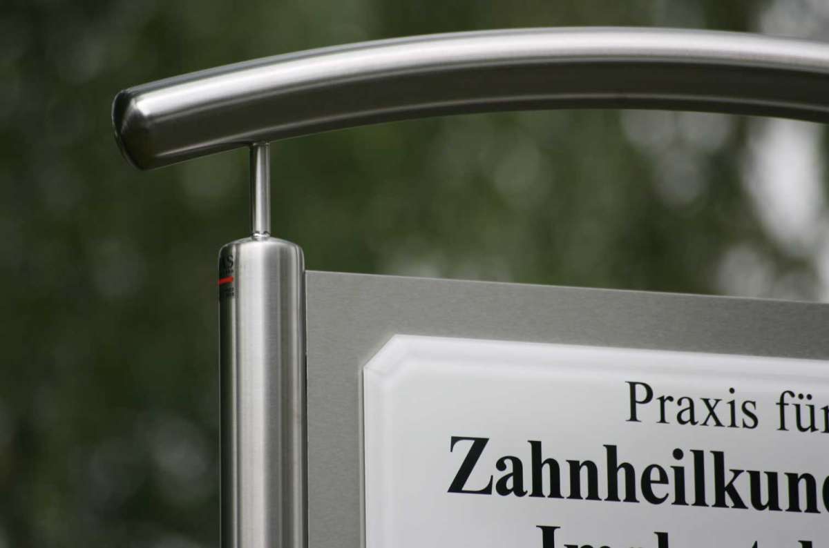 EdelstahlSchildständer Typ HalbbogenV2AGöttlich HalbbogenV2A